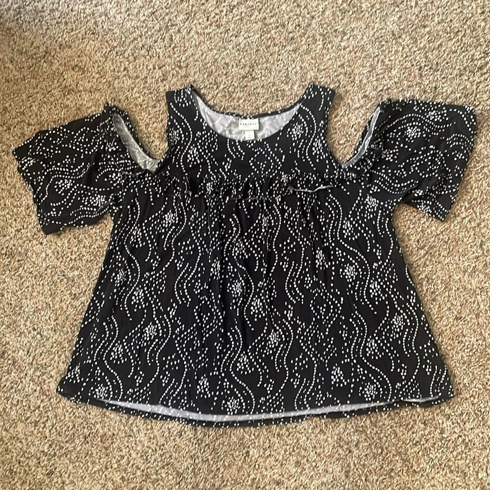 Black and white print cold shoulder style top with front ruffle